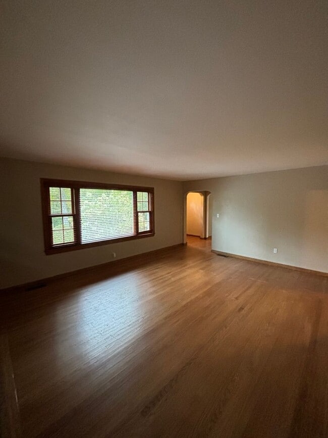 Building Photo - 619 White Oak Dr