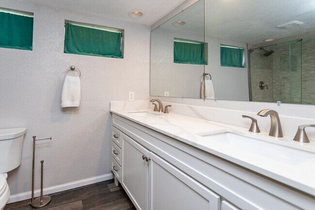Building Photo - Lovely Downtown Property!