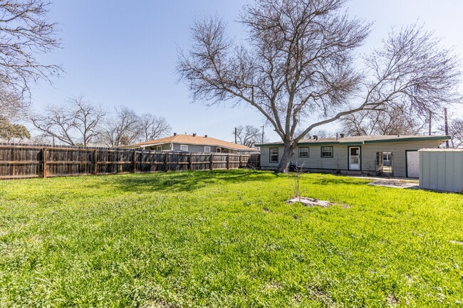 Building Photo - 215 Legion Dr W