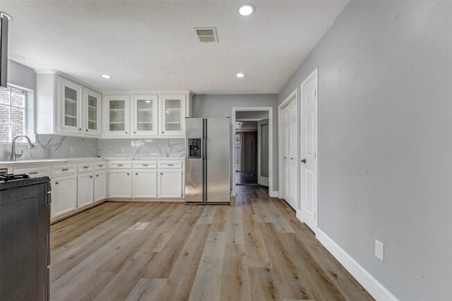 Building Photo - 611 Kenney St