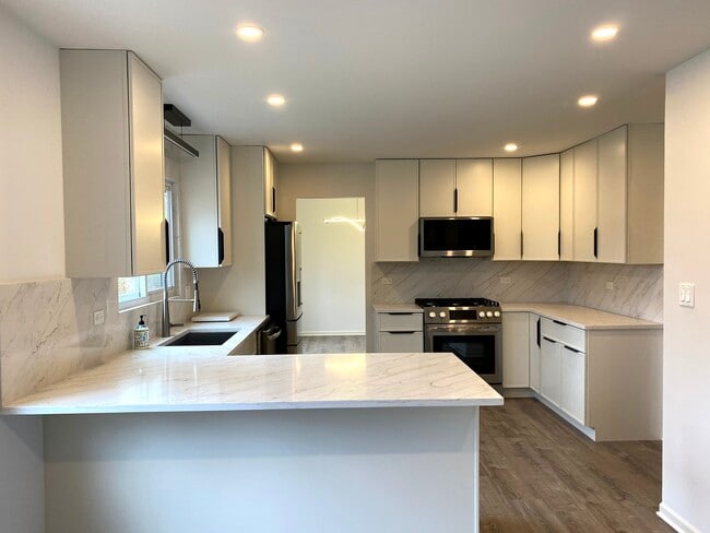 Building Photo - 1346 Leverenz Rd