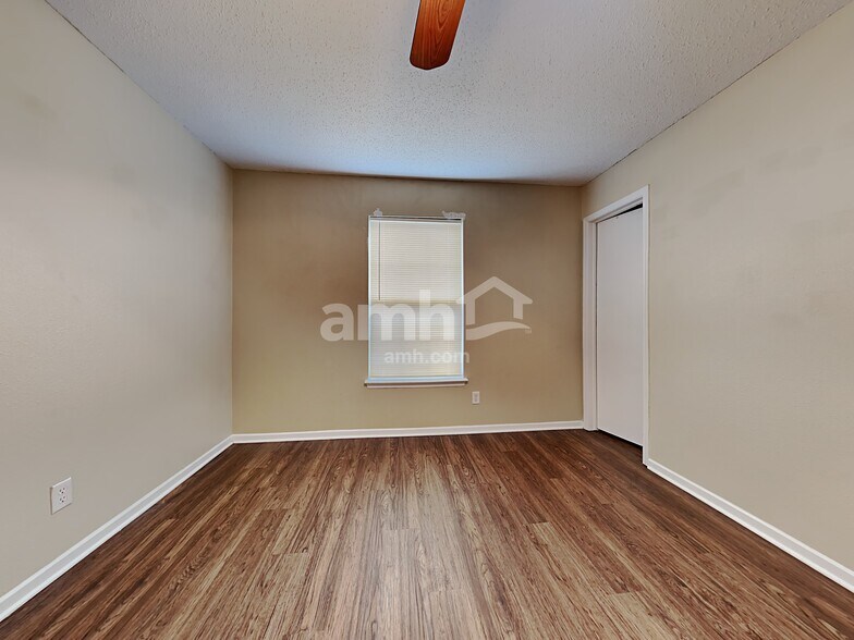 Building Photo - 5601 Skipping Stone Dr