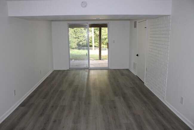 Building Photo - Spacious 4 bedrooms and 2 bathrooms in Kan...