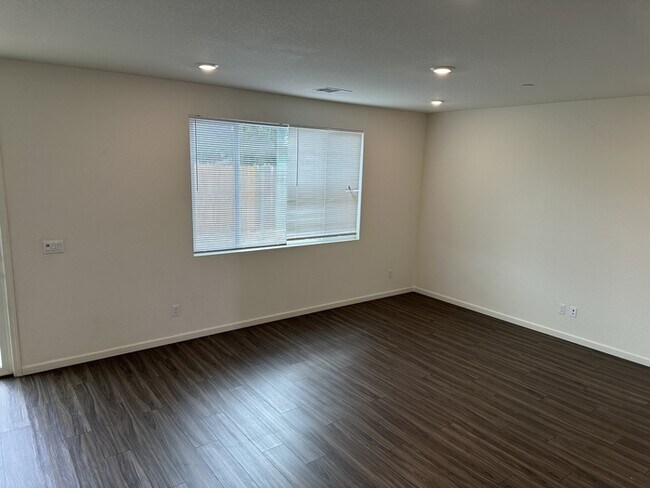 Building Photo - Manteca 5 Bedroom, 3 Bath Executive Style ...