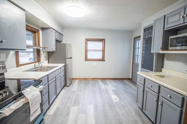 Building Photo - Completely Renovated and Affordable 3 BR Home