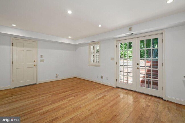 Building Photo - 1241 30th St NW