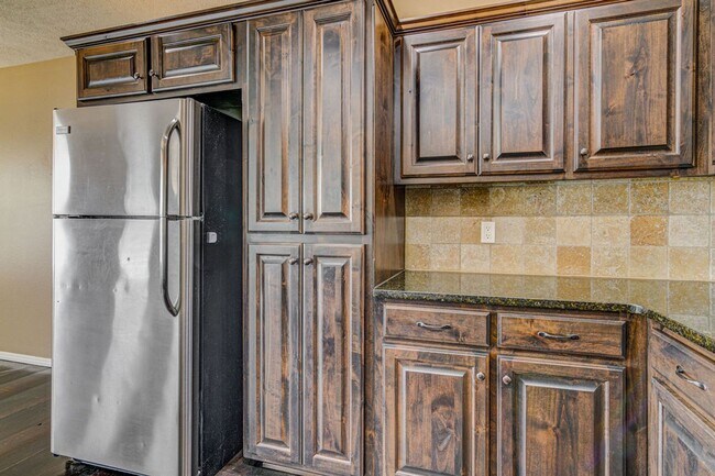Building Photo - Beautiful all brick 3 bed 2 bath house in ...