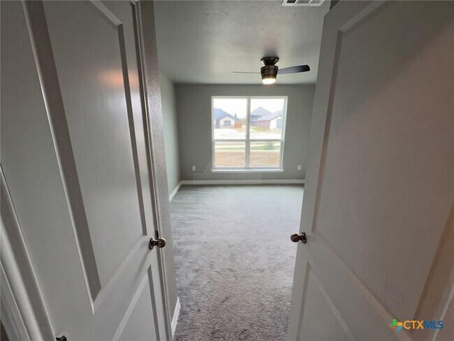 Building Photo - 907 Holliday Dr