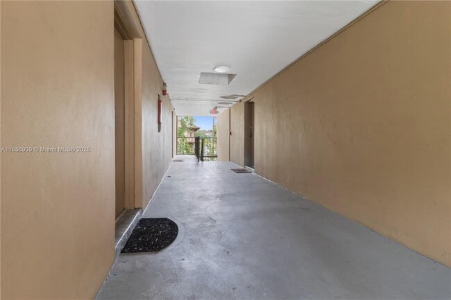 Building Photo - 10413 N Kendall Dr