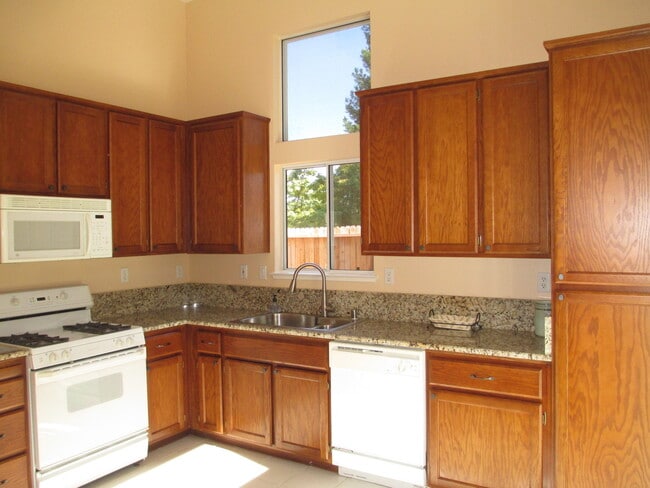 Building Photo - Home on quiet street in Roseville off Foothills Blvd