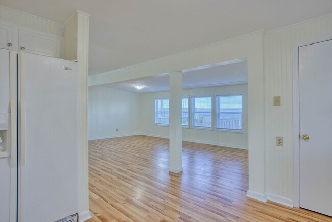 Building Photo - Waterfront Cottage - Newly Renovated!