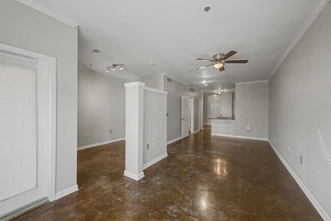 Building Photo - Penthouse-level 1 bed / 1 bath Condo at Bristol on Broadway