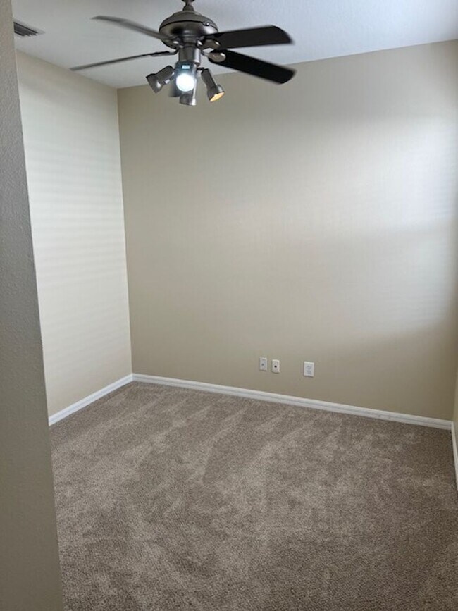 Building Photo - Country Chase