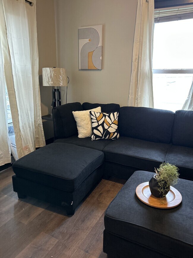 Building Photo - Duplex Long Term