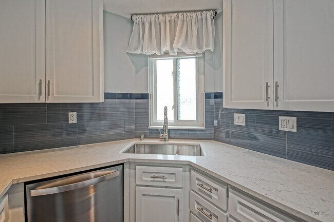 Building Photo - Bright & Spacious, Top-Floor 3BR3BA Condo ...