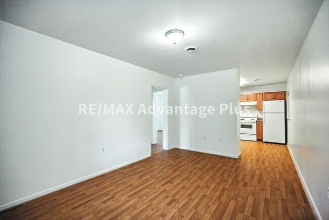Building Photo - 424 Longwood Ave