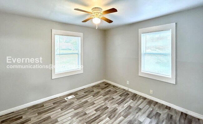 Building Photo - 2-Bedroom Home with Off-Street Parking / P...