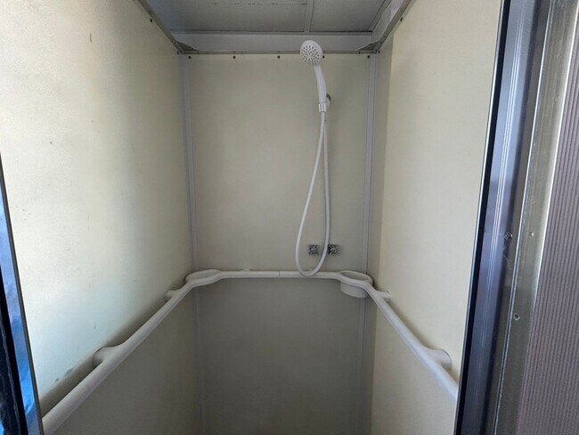 Building Photo - 5 Bed 2 Bath Home with 2 Car Attached Gara...