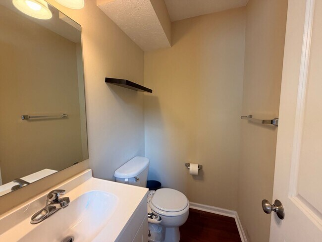 Building Photo - 3050 Ledgestone Pl NE