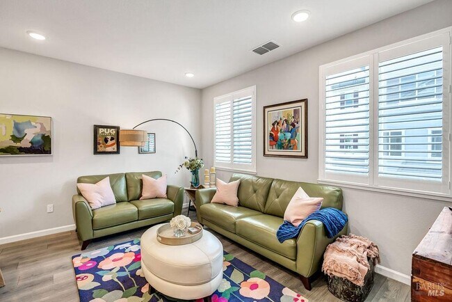 Building Photo - 327 Pear Tree Ln