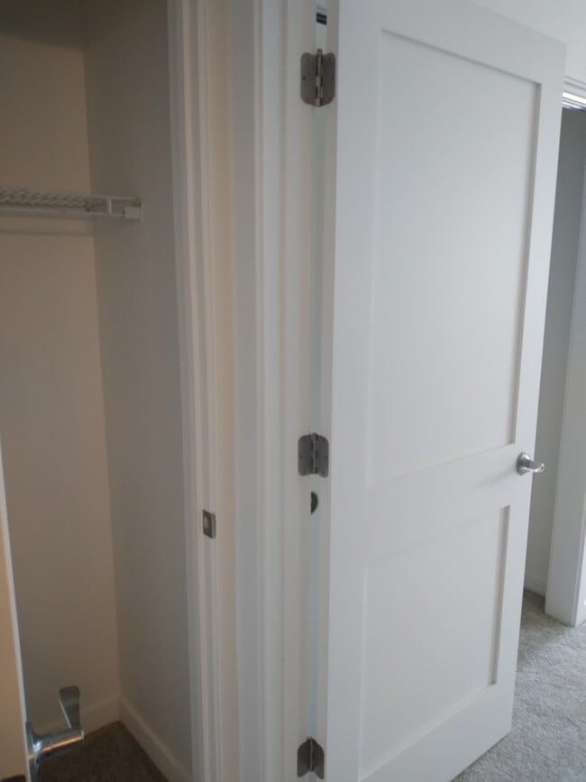 Building Photo - 2701 Pond Dr