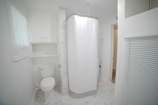 Building Photo - 1118 Louise Dr