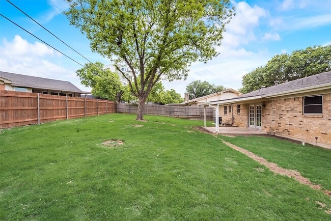 Building Photo - 1812 Ravenswood Dr N