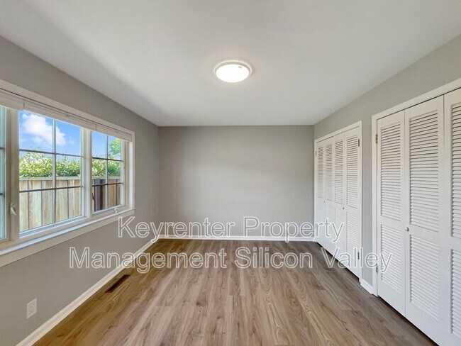 Building Photo - 373 Redwood Ave