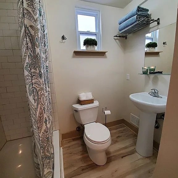 Building Photo - 113 E Velma Ave