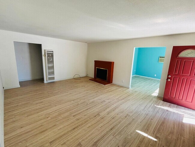 Building Photo - 1725 Hogar Dr