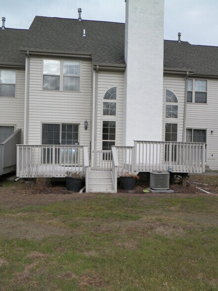 Building Photo - 5077 Rosewood Dr