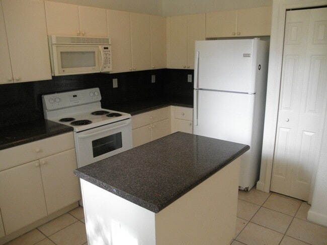 Building Photo - Shoma Townhomes