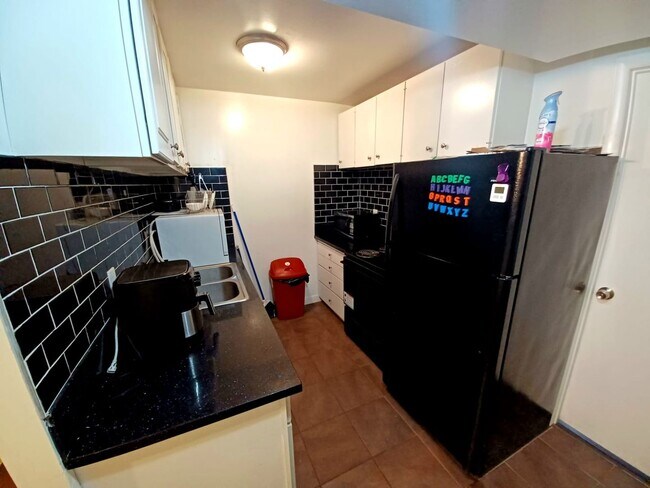 Building Photo - Nice Private Guy Room Downtown