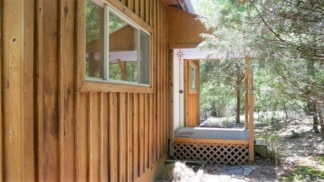 Building Photo - Fully Furnished 2 Bedroom Cottage in North...