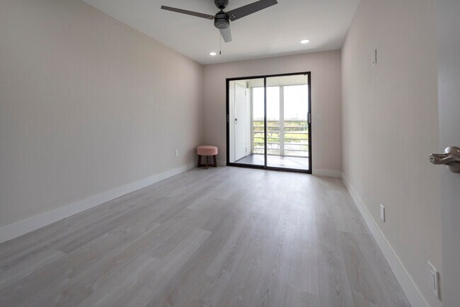 Building Photo - 3049 Lincoln C