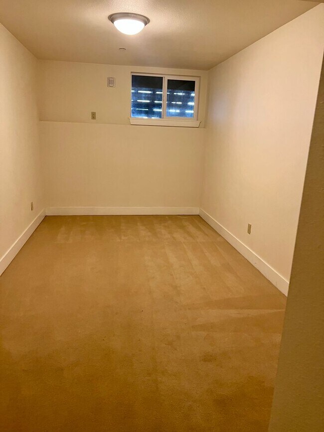Building Photo - Townhome in Bremerton with beautiful view.
