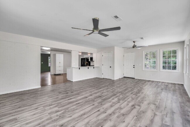 Building Photo - Beautiful 5 Bedroom 3 Bathroom Retreat with Fenced Backyard $2,200/mo rent