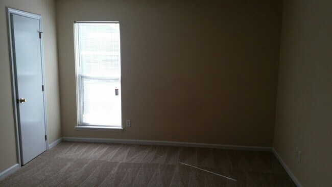 Building Photo - 6820 N Ridge Ct