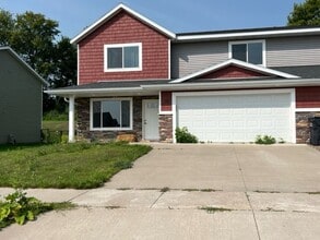Building Photo - BEAUTIFUL & SPACIOUS 4 BEDROOM/2.5 BATH DU...