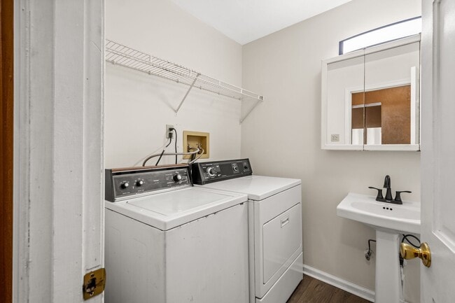 Building Photo - MOVE IN SPECIAL! SCORE HALF OFF 1ST MONTH'...