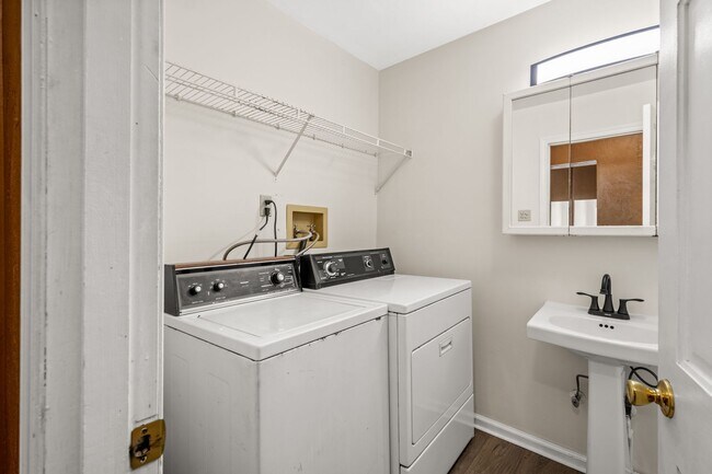 Building Photo - Stunning 3 bedroom home in South Side avai...