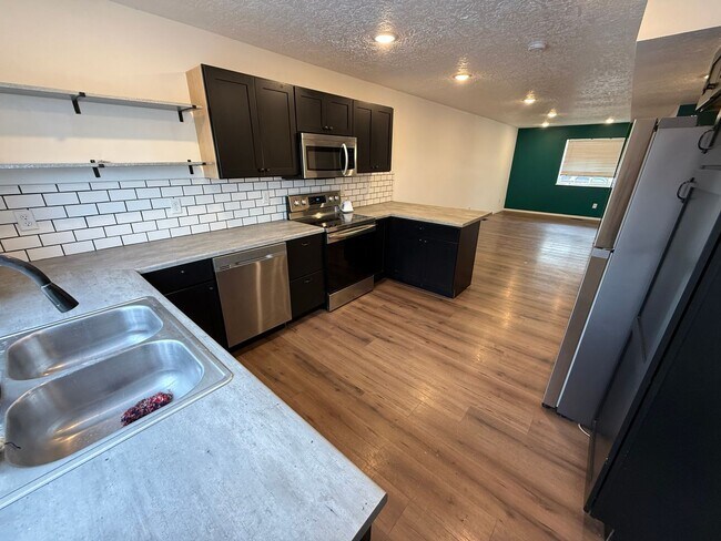 Building Photo - Twin Home for Rent Near Downtown Sioux Falls