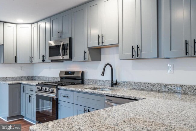 Building Photo - 32 E Elm St