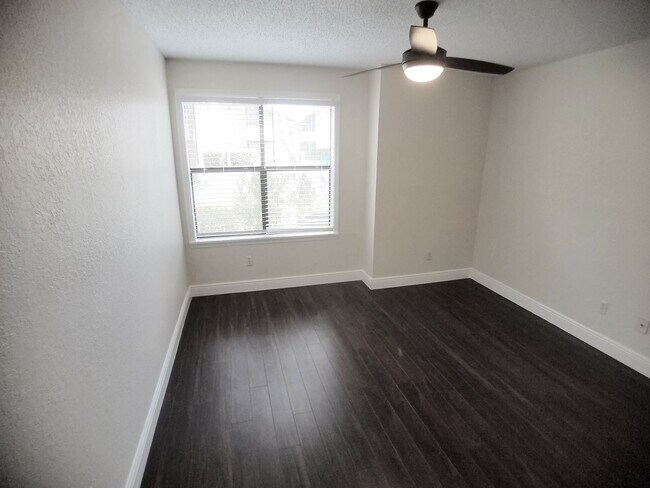 Building Photo - Gorgeous first floor 2/2 condo x Rent @  W...