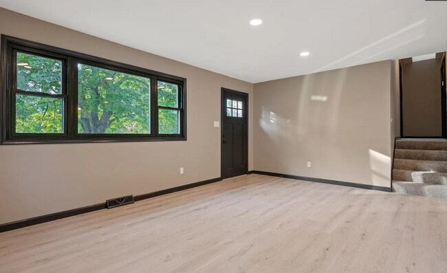 Building Photo - Spacious 3 bedroom home