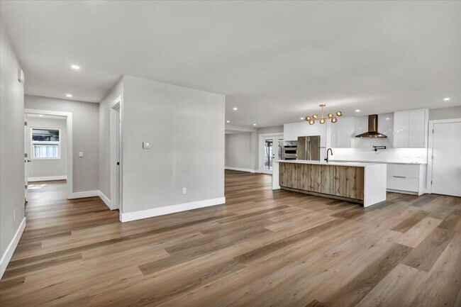 Building Photo - 525 Lamara Way NE