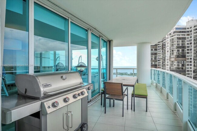 Building Photo - 2127 Brickell Ave