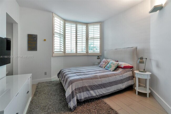 Building Photo - 300 South Pointe Dr