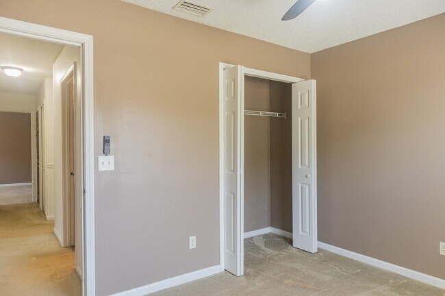 Building Photo - 2034 Belhaven Dr