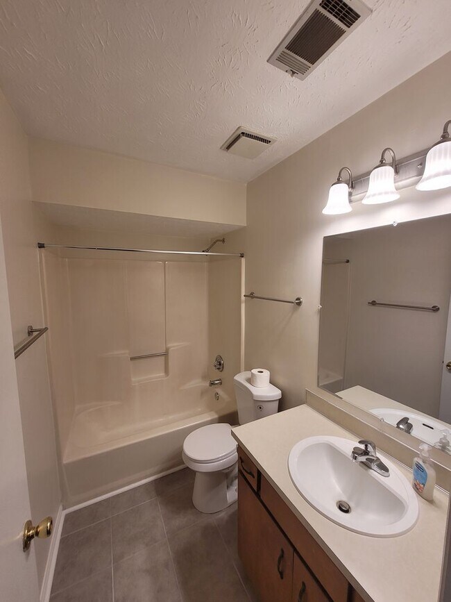 Building Photo - Beautiful 3-bedroom/2 bathrooms